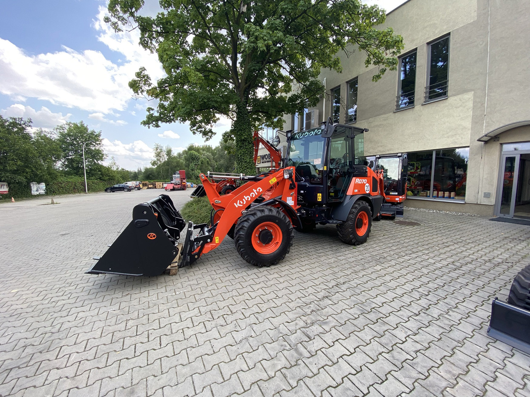 Ładowarka kołowa KUBOTA R070 lewy bok przód