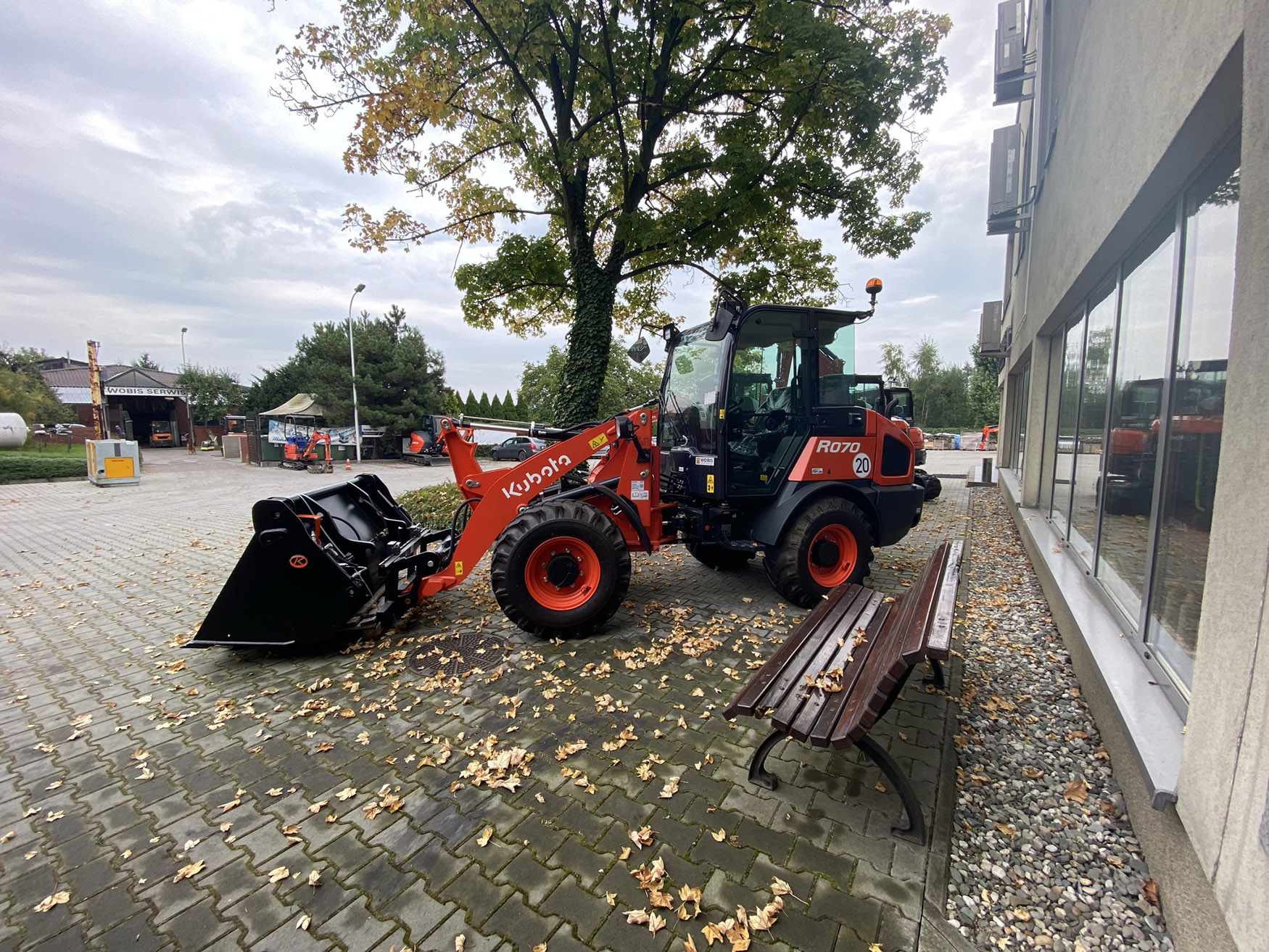 Ładowarka kołowa KUBOTA R070 lewy bok szeroki kąt