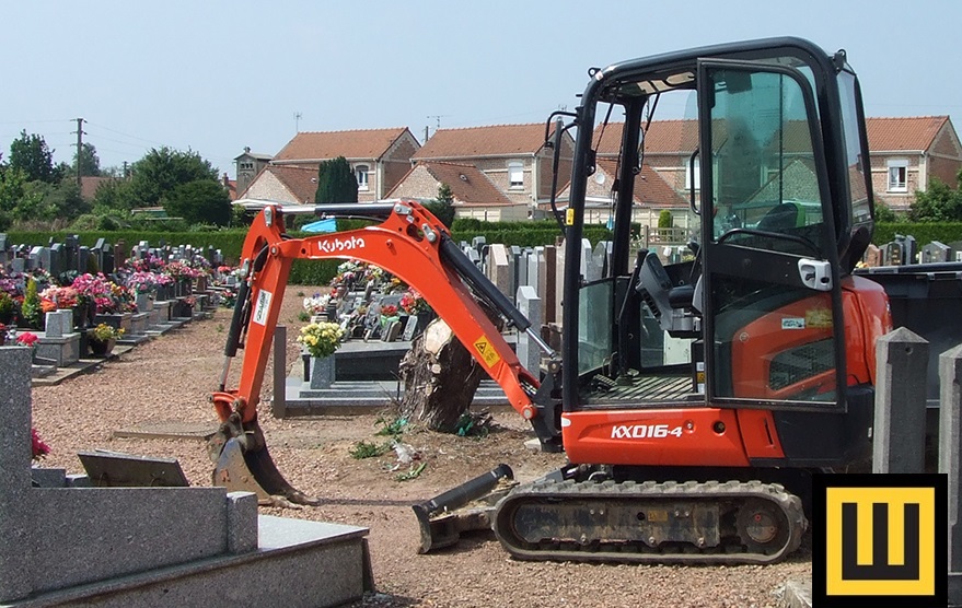 Minikoparka KUBOTA KX016-4 praca na cmentarzu