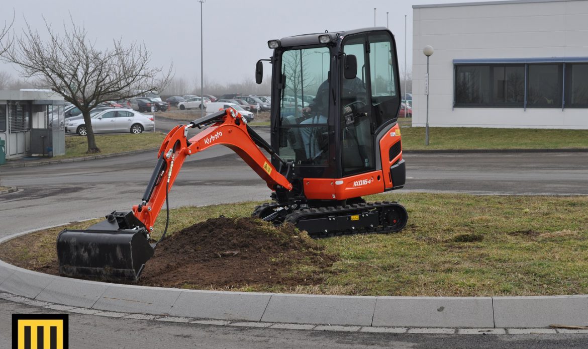 Minikoparka KUBOTA KX016-4 praca na rondzie