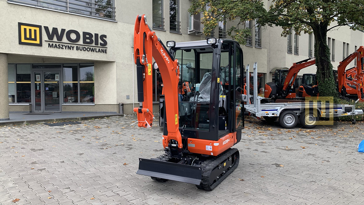 Minikoparka KUBOTA KX018-4 przed budynkiem firmy WOBIS