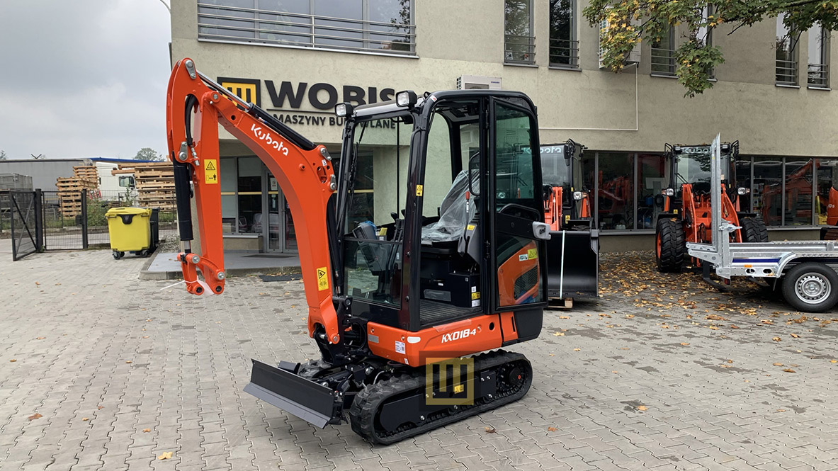Minikoparka KUBOTA KX018-4 WOBIS przed budynkiem