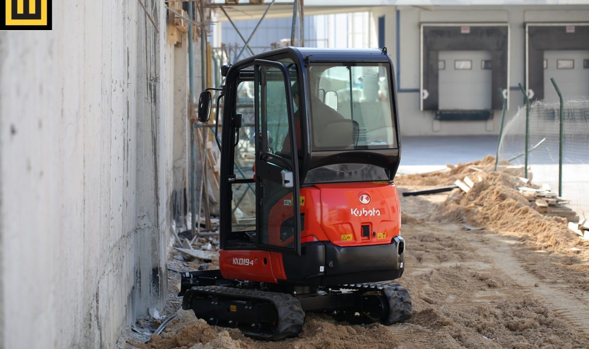 Minikoparka KUBOTA KX019-4 na budowie tył