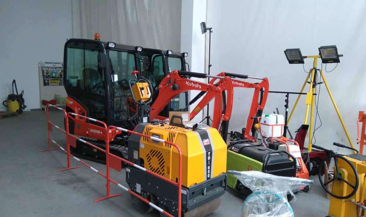 Minikoparka KUBOTA KX019-4 w budynku WOBIS