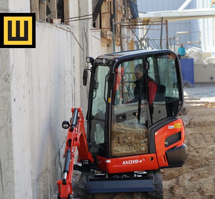 Minikoparka KUBOTA KX019-4 na budowie bok