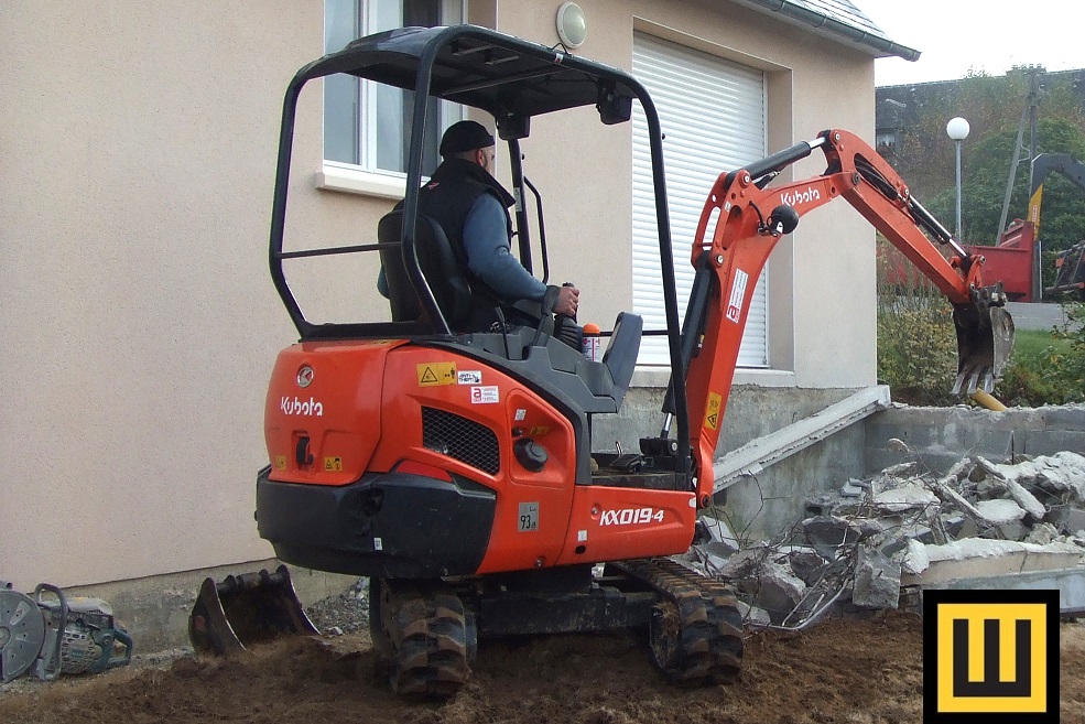 Minikoparka KUBOTA KX019-4 na budowie wersja z zadaszeniem