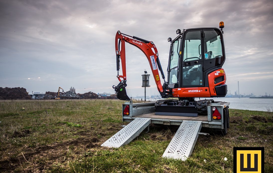 Minikoparka KUBOTA KX019-4 na przyczepie