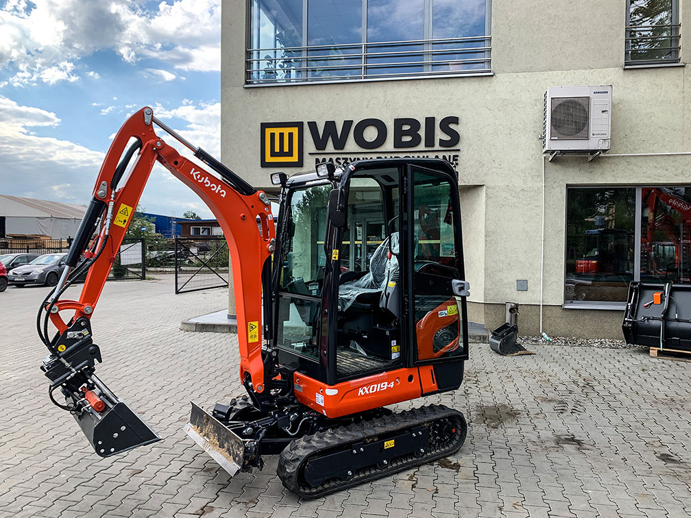 Minikoparka KUBOTA KX019-4 przed budynkiem WOBIS