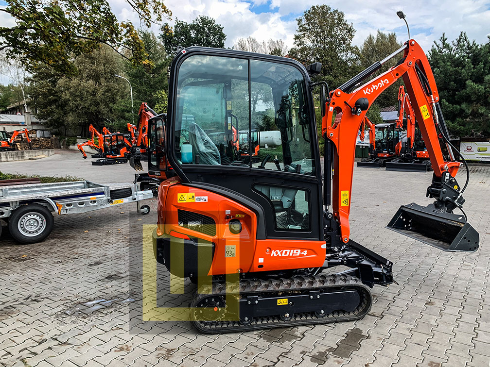 Minikoparka KUBOTA KX019-4 WOBIS bok budynek