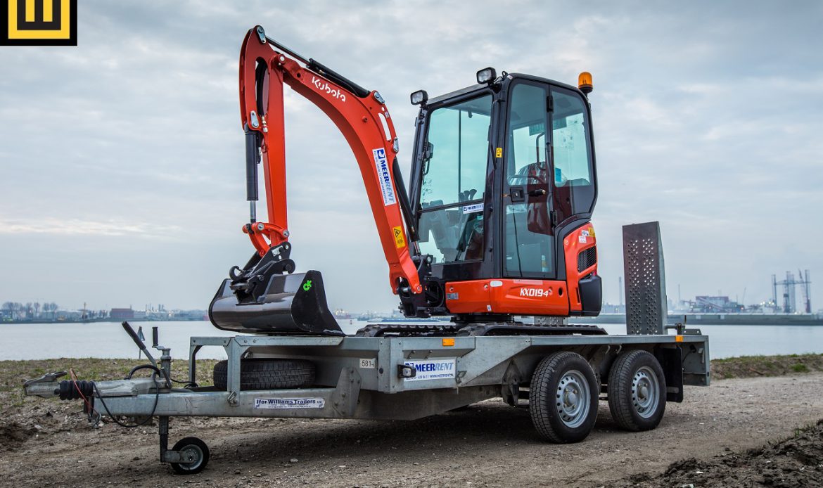 Minikoparka KUBOTA KX019-4 załadowana na przyczepie