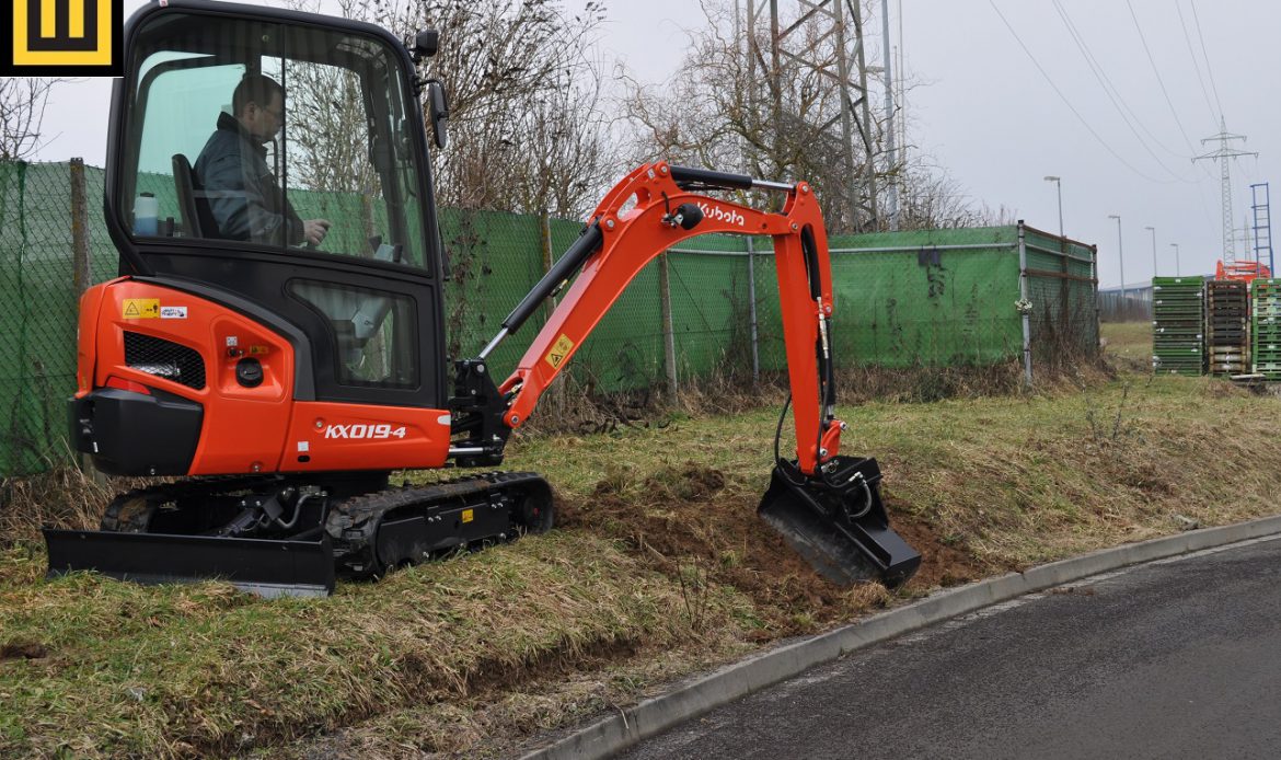 Minikoparka KUBOTA KX019-4 praca w terenie łyżką skarpową