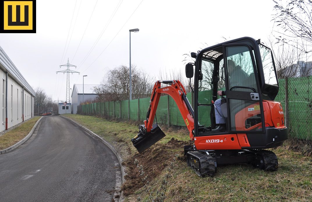 Minikoparka KUBOTA KX019-4 z łyżką skarpową