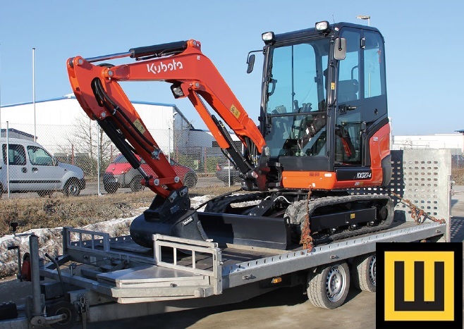 Minikoparka KUBOTA U27-4 na przyczepie