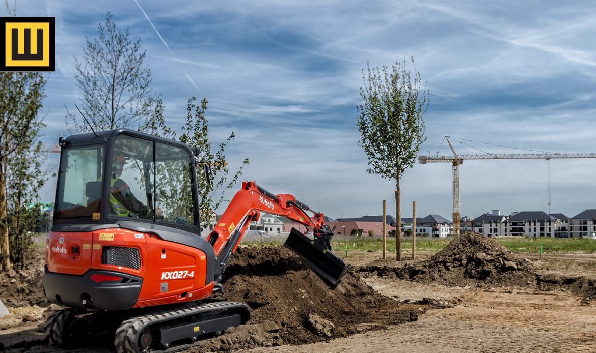 Minikoparka KUBOTA KX027-4 w trakcie kopania