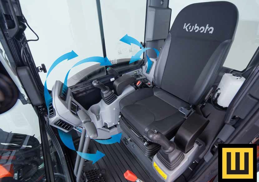 Minikoparka KUBOTA KX042-4 — wnętrze kabiny