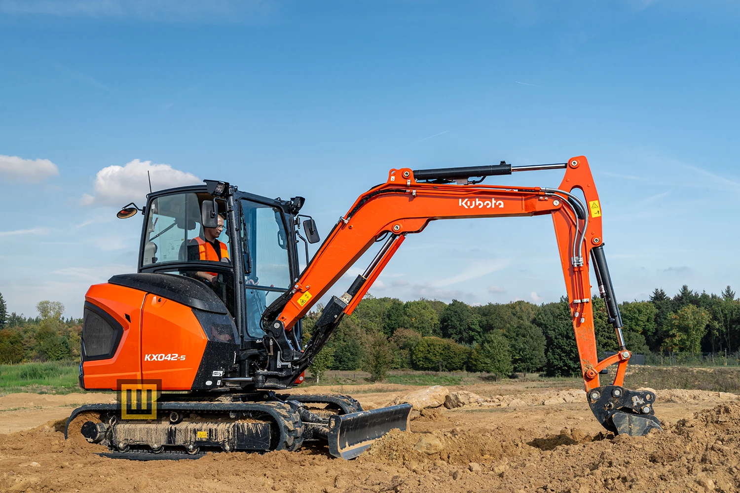 Większe szklenie i cicha kabina w minikoparce KUBOTA KX042-5