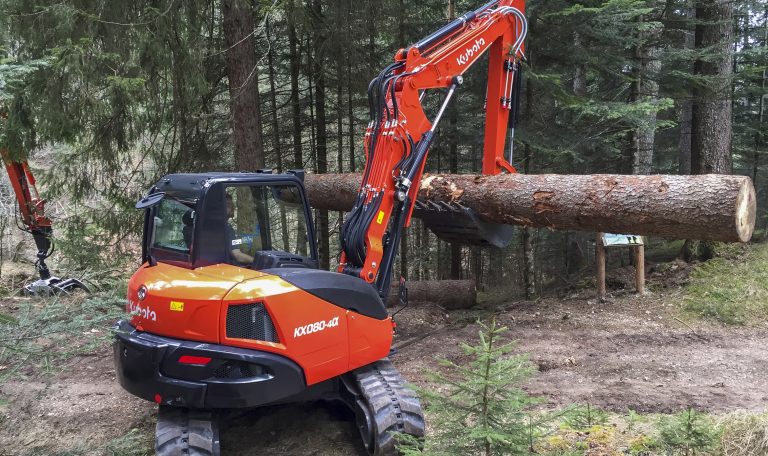 Minikoparka KUBOTA KX080-4 M2PGL — podnoszenie pnia