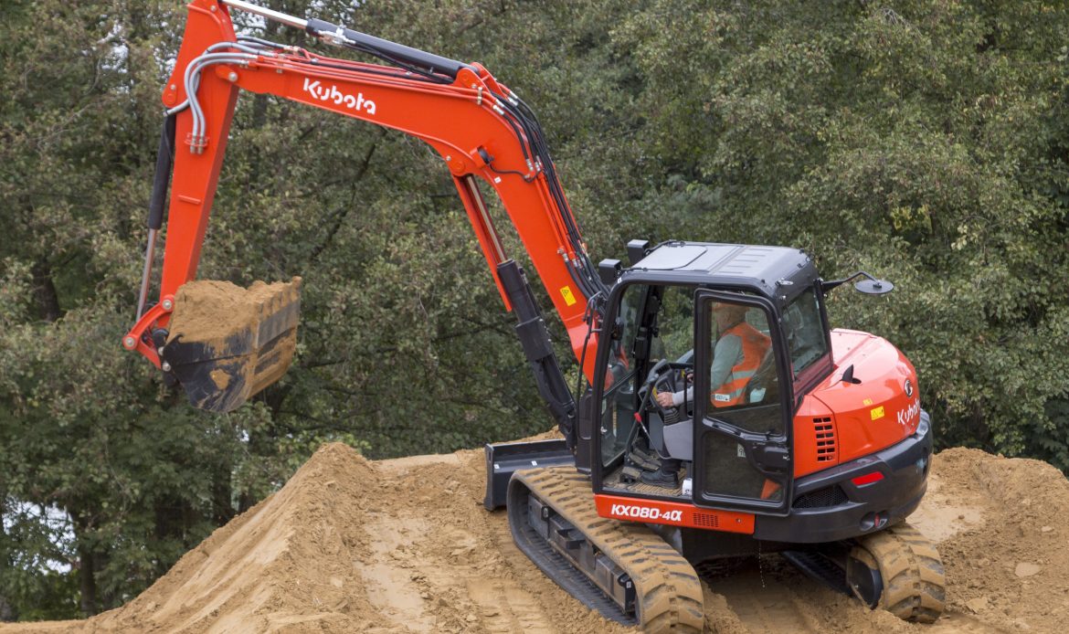 Minikoparka KUBOTA KX080-4 MGL na nasypie