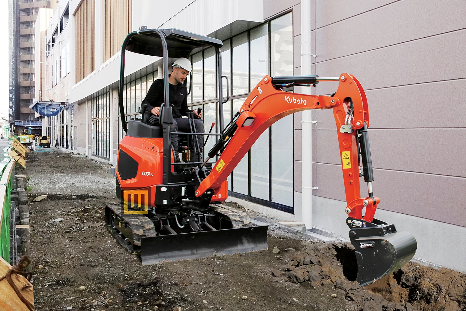 Wnętrze kabiny minikoparki KUBOTA U17-5 z panelem pomiarowym i ładowarką USB