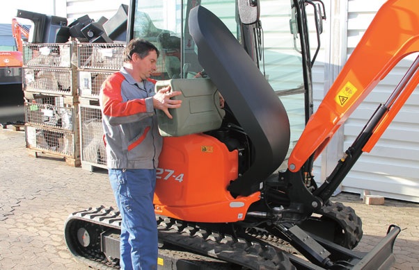 Minikoparka KUBOTA U27-4 nalewanie paliwa do baku