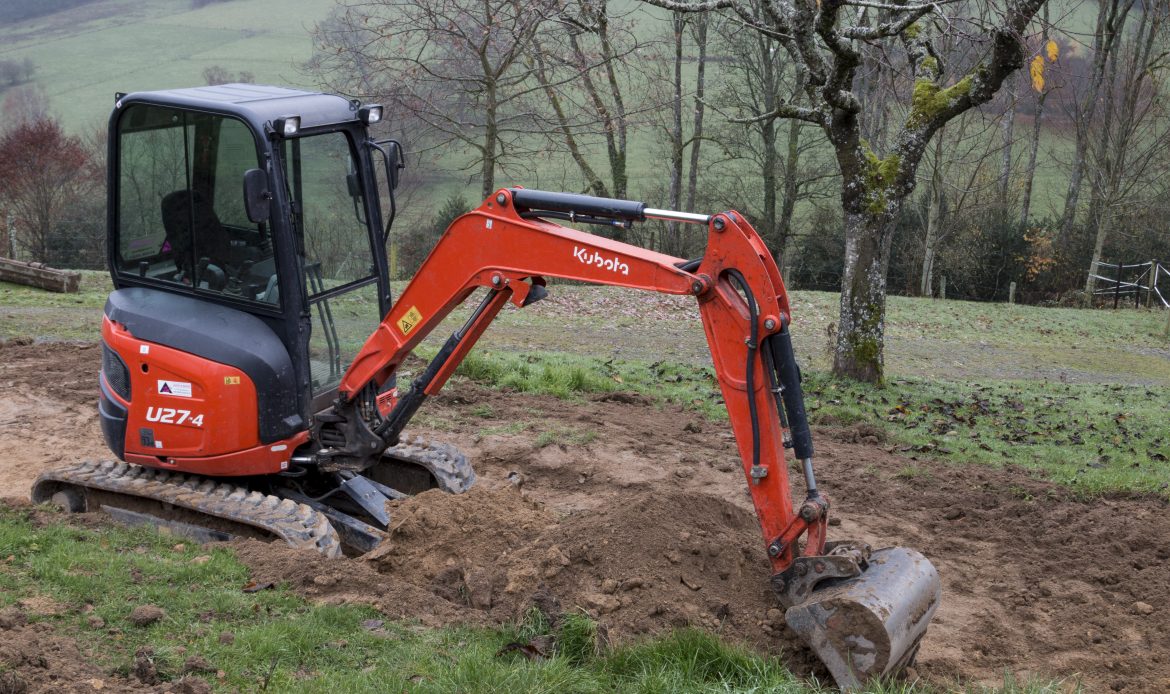 Minikoparka KUBOTA U27-4 podczas kopania