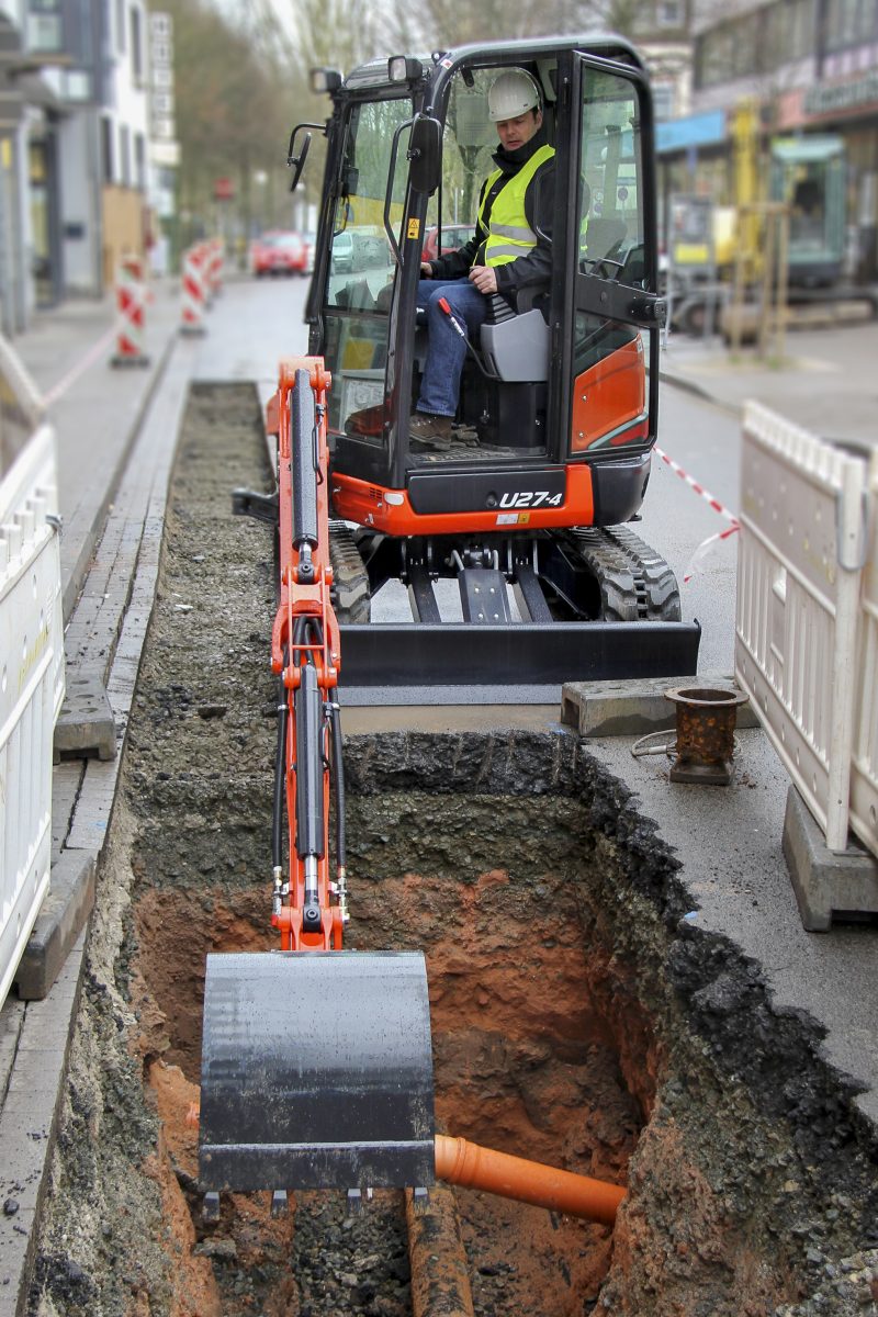 Minikoparka KUBOTA U27-4 na budowie