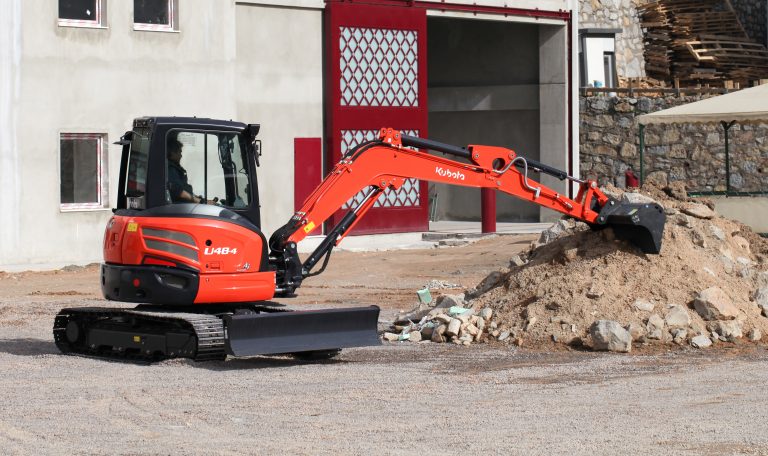 Minikoparka KUBOTA U48-4 — widok z boku