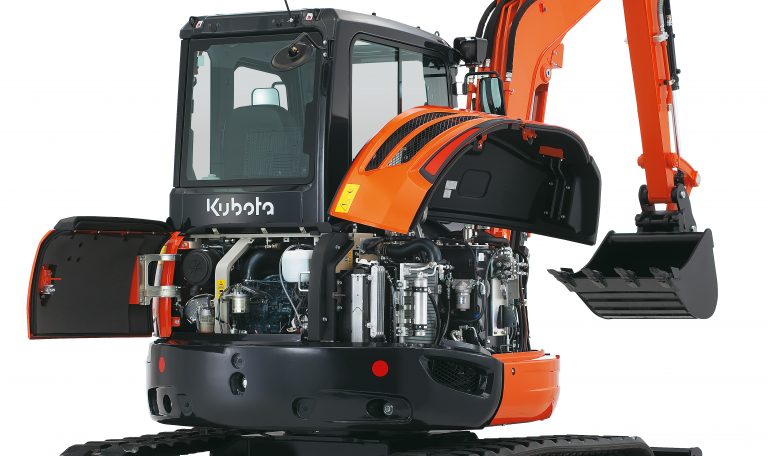 Minikoparka KUBOTA U48-4 — komora silnika