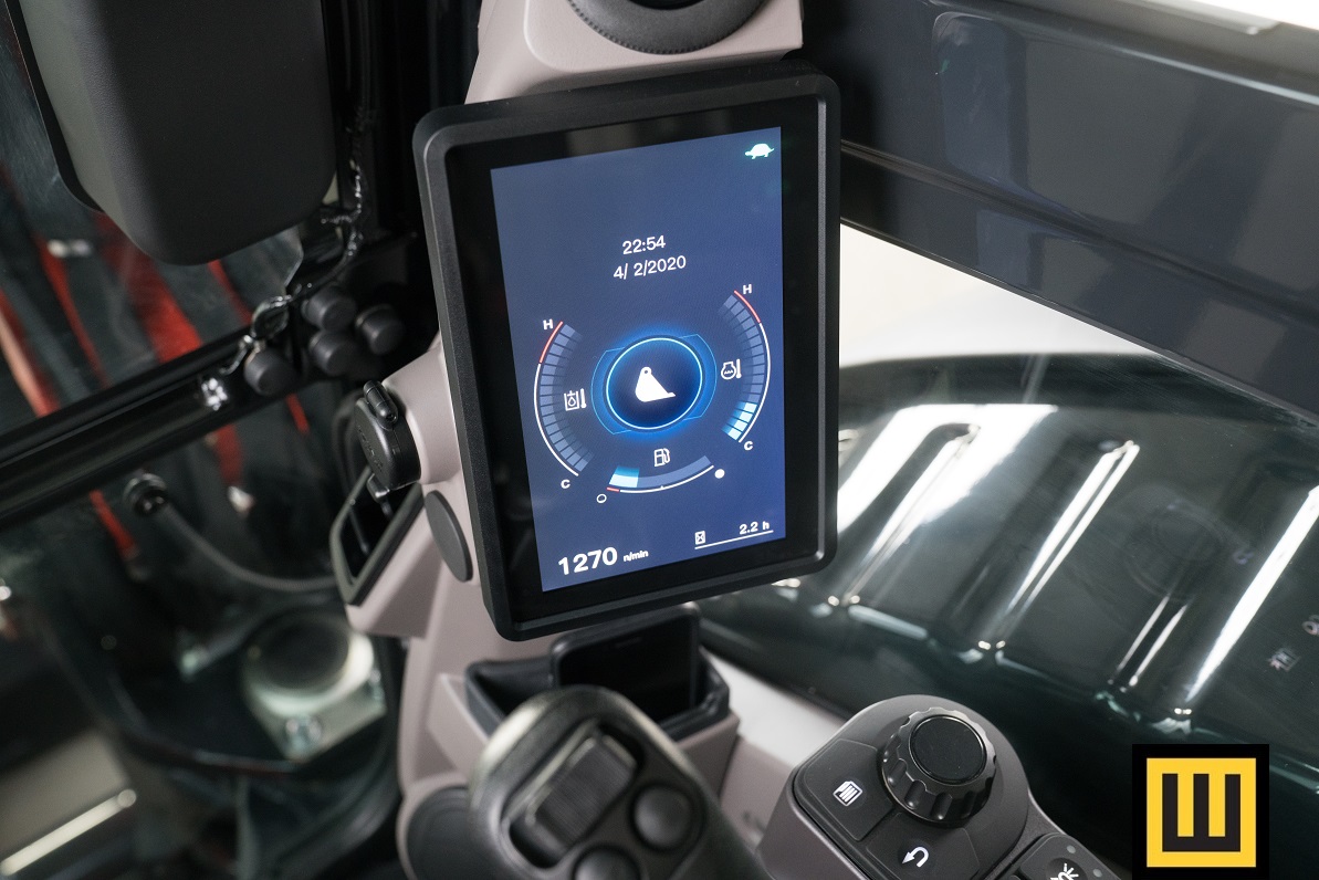 Kolorowy 7-calowy wyświetlacz LCD w minikoparce KUBOTA U50-5